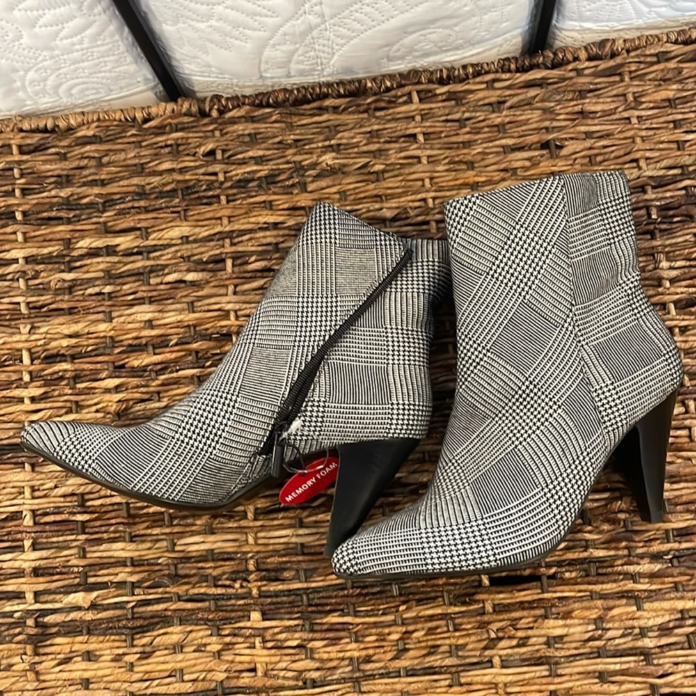 New Black & white houndstooth boots ladies 7.5 with memory foam